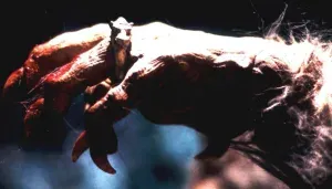 una strana sfera di metallo