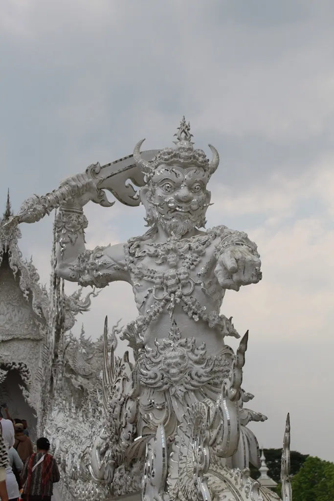 Il Maestoso Splendore delle Statue nel Tempio di Wat Rong Khun