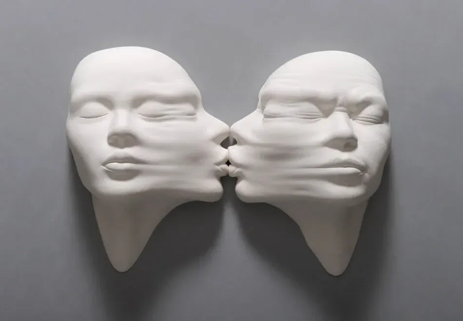 Johnson Tsang: L’Arte della Metamorfosi e della Percezione
