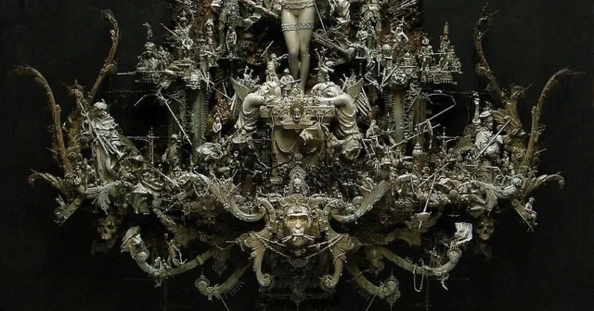 Kris Kuksi L'Inferno Barocco delle Sculture che Trasformano il Sacro in Incubo